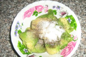 Cartofi prajiti cu crema de avocado