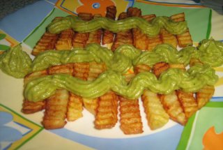 Cartofi prajiti cu crema de avocado