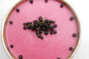 Tort de zmeura cu coacaze negre si sos de ciocolata