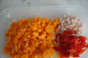 Ciorba de verdeturi cu paste si sunca de casa