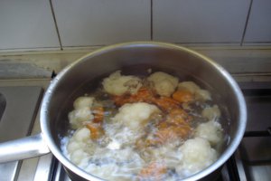 Ciorba de verdeturi cu paste si sunca de casa