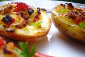 Skin potatoes
