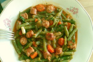 Fasole verde cu carnati