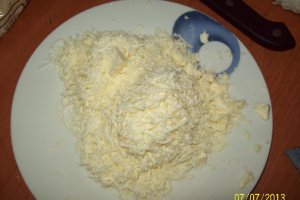Mamaliguta cu branza si carnati