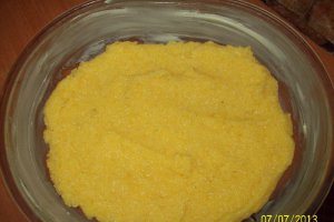 Mamaliguta cu branza si carnati