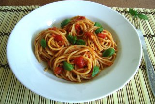 Spaghete cu sos de rosii si busuioc