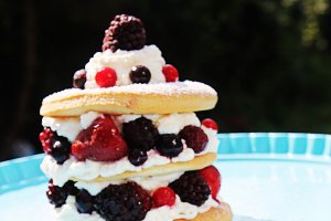 Mille-feuilles sablé cu fructe de padure