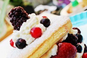 Mille-feuilles sablé cu fructe de padure