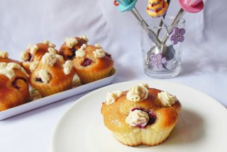 Briose cu cirese, crema mascarpone si lime