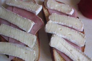 Bruschete cu șuncă și Camembert Milkana