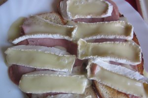 Bruschete cu șuncă și Camembert Milkana