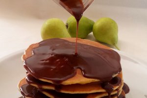 Pancakes cu pere caramelate si sos de ciocolata.