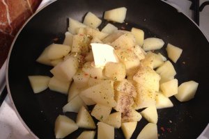 Cartofi nature trasi in unt cu ceapa caramelizata si marar