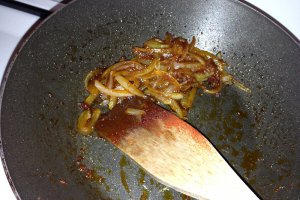 Cartofi nature trasi in unt cu ceapa caramelizata si marar