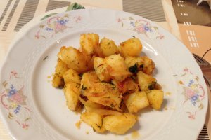 Cartofi nature trasi in unt cu ceapa caramelizata si marar