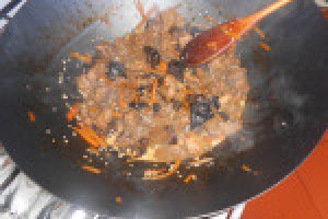 Porc picant cu ciuperci urechi de lemn si orez cu sofran