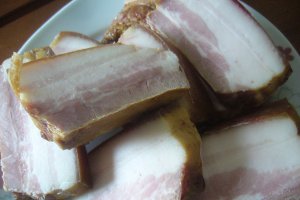 Costita de porc afumata cu ceapa caramelizata si smantana