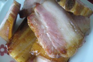 Costita de porc afumata cu ceapa caramelizata si smantana