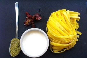 Tagliatelle cu sos de rosii uscate si pesto