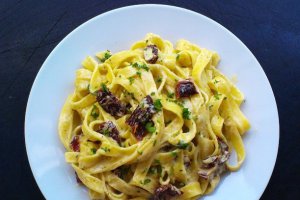 Tagliatelle cu sos de rosii uscate si pesto