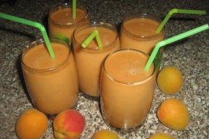 Smoothie de caise cu inghetata de nuci