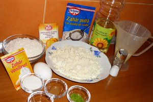 Gogosele rapide cu urda si dulceata de visine