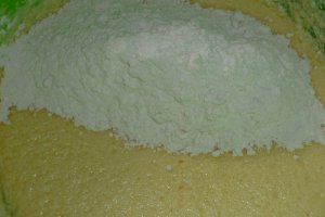 Prajitura marmorata cu visine din dulceata