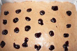 Prajitura marmorata cu visine din dulceata