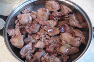 Ficat de pui in sos de rosii cu busuioc