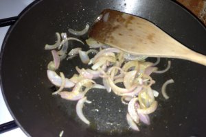 Cartofi prajiti cu ceapa,marar si cascaval