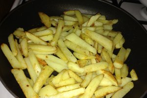 Cartofi prajiti cu ceapa,marar si cascaval