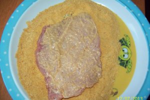 Cotlet de porc in crusta de mustar si fulgi de porumb
