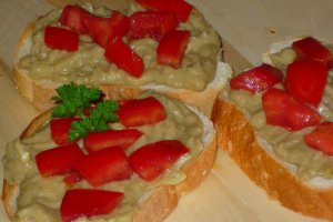 Tartine de vinete cu avocado