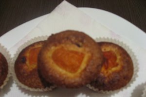 Briose cu caise si ciocolata