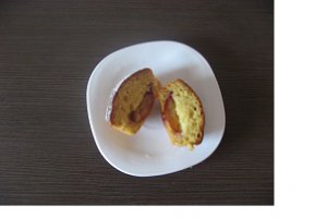 Briose cu caise si ciocolata
