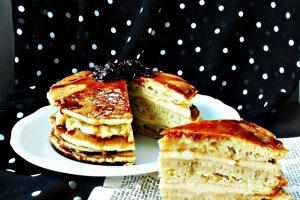 Tort Pancakes cu crema de vanilie si sirop de visine