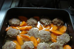 Chiftele din carne de vitel cu legume la cuptor