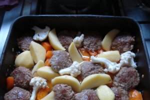 Chiftele din carne de vitel cu legume la cuptor
