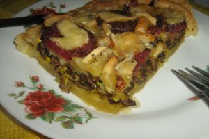Tarta cu ciuperci de roua si salam uscat