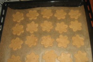 Biscuiti cu nuca si dulceata de caise