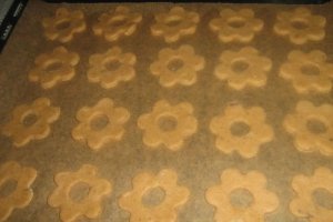Biscuiti cu nuca si dulceata de caise