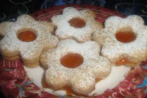Biscuiti cu nuca si dulceata de caise