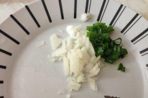 Omleta cu ceapa verde si miez de lapte
