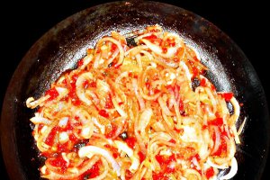 Tagliatelle cu sos de rosii, pasta de ardei si busuioc