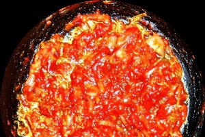 Tagliatelle cu sos de rosii, pasta de ardei si busuioc