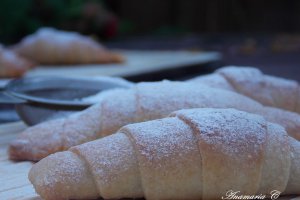 Cornuri pufoase cu ciocolata