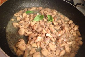Bruschete cu ciuperci,oregano si smantana