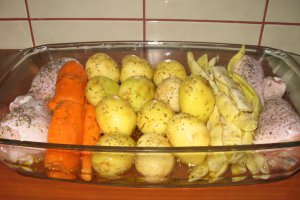 Pui cu legume la cuptor si dressing de smantana
