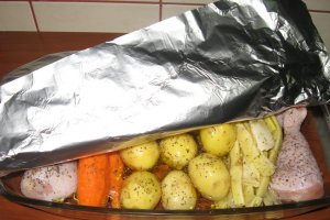 Pui cu legume la cuptor si dressing de smantana