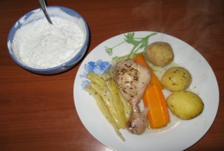 Pui cu legume la cuptor si dressing de smantana